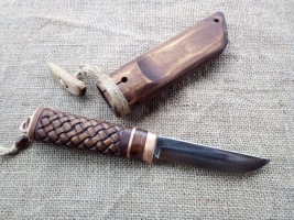 skandináv stílusú kés fa tokkal